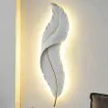 Настенный светильник из перьев 65 см