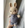 Вязаная игрушка зайка