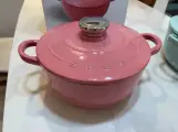 Кастрюля Smeg, чугунная, розовая, с антипригарным покрытием, 4.2 л