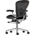 Кресло Herman Miller Aeron Onyx Polished Aluminum, размер B. Подголовник и колёсики для твёрдых покрытий - в подарок!