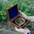 Компас туристический с солнечными часами, в деревянной шкатулке