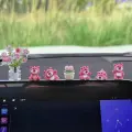 Милое автомобильное украшение в виде клубничного медведя для экрана центральной консоли, мягкая игрушка для снятия стресса, аксессуары для салона автомобиля, новый стиль 2025 года