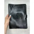 Папка для документов кожаная/Органайзер из кожи с файлами семейный/Папка-конверт на кнопке деловая крокодил черный