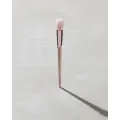 Fenty Beauty Кисть для нанесения хайлайтера Precision Highlighter Brush 135