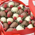 Королевский набор из клубники в белом и молочном шоколад, вкусный и красивый подарок в подарочной шляпной коробке