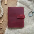 Кожаный женский блокнот формата А5 на кольцах. Цвет красный. С карманами под визитки