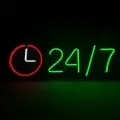 Неоновая вывеска 24/7, Открыто