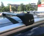Багажник Lux Bridge на крышу на интегрированные рейлинги (рейлинг из трёх частей) для Chery Tiggo 7 Pro Max с серыми крыловидными дугами / Багажник на крышу Люкс Бридж для Чери Тигго 7 Про Макс