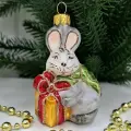 Irena-Co елочная игрушка, стекло Зайчик с подарком (Символ года 2023) (9х6х4см)