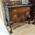 Комод LOU BOY от DOMKORLEONE в стиле Chippendale, красное дерево (mahogany wood), цвет орех NAA (светло-коричневый)