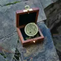 Компас на цепочке с изображением карты в деревянной шкатулке с якорем