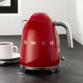 Электрический чайник SMEG KLF03RDEU глянцевый красный 1,7 л, 2400 Вт, поворотная база, скрытый нагревательный элемент