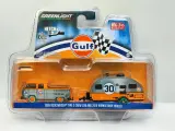 Машинка 1/64 Greenlight Car model 1968 VW T2 with 2016 WINNIE DROP trailer #30 Gulf Gulf Varnish edition