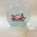 Снежный шар Кот в лотке с имитацией кошачьего наполнителя. Диаметр 10 см
