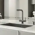 Смеситель для кухни IDDIS Umbra UMBGMPFi05 с краном для питьевой воды, с поворотным изливом, черный, серый, матовый, однорычажный, латунный, с керамическим картриджем