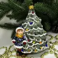 Irena-Co елочная игрушка, стекло Мальчик возле елки (13х10х7см)