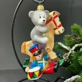 Елочная игрушка Мишка на лошадке 12см стекло Komozja Family