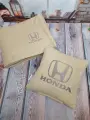 Автомобильный комплект с вышивкой логотипа Honda: подушка 30х30 см и плед 150х150см , цвет бежевый