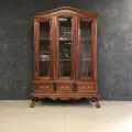 Витрина 3-х дверная DOMKORLEONE в стиле Chippendale из красного дерева (mahogany wood) цвет орех NAA (светло-коричневый)