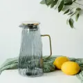 Кувшин для горячих и холодных напитков 1,8л. графин для воды стеклянный серый ребристый с крышкой и ручкой Коралл