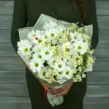 Букет Букет Маркет, из ромашек, хризантем, танацетума, обертка, высота 58 см