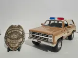 Коллекционная модель JADA 1:24 Stranger Things Модель Машинки 1980 Chevy K5 Blazer + значок