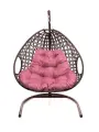 Подвесное кресло M-group для двоих люкс с ротангом коричневое розовая подушка