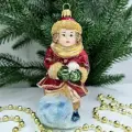 Irena-Co елочная игрушка, стекло Девочка со снежком бордо (12,5х6,5х6см)