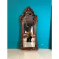 Интерьерное зеркало DOMKORLEONE в резной деревянной раме из красного дерева (mahogany wood), цвет орех NAA