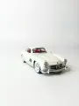 Коллекционная машинка игрушка Мерседес 300 SL с дымом ретро-модель масштаб 1:24 слоновая кость
