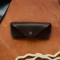 Кожаный футляр для очков. Очечник для солнечных очков. Очечник для очков