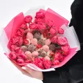 Хит! Букет «Страсть» из кустовых роз и клубники в шоколаде, идеальный подарок для любимой девушки, 19-25 шт