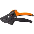 Секатор садовый контактный ручной FISKARS P83 111670, 1000575, с храповым механизмом, длина 19 см