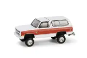 Модель коллекционная GREENLIGHT Chevrolet K5 blazer 4X4 silverado 1984 frost white/apple red (длина модели 6-10 см)