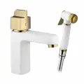 Смеситель для раковины термостатический с гигиенической лейкой, белый с золотом