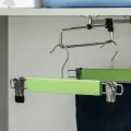 Вешалка деревянная для брюк и юбок с зажимами Тэри, 2 шт, 28х11,5х2,8 см, цвет зелёный