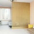 Перегородка реечная для зонирования комнат с натяжными потолками. Перегородка из брусков, реек. Жалюзийная. Крепление стена и пол. Высота до 270 см, ширина 190 см. Цвет Дуб седан