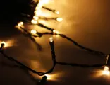 Электрогирлянда нить Живые огоньки уличная, 120 тёплых белых LED-огней, 12 м, провод черный, контроллер, батарейки, SNOWHOUSE