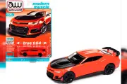 Модель коллекционная AUTO WORLD Chevrolet camaro ZL1 1LE (2019), crush orange (длина модели 6-10 см)