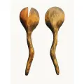 Набор деревянных приборов: ложка и вилка для подачи салата и пасты