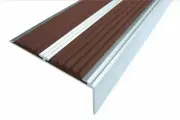 Алюминиевый накладной угол противоскользящий с двумя вставками 70 мм, 2 метра, темно-коричневый, накладка на ступени