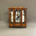 Витрина для посуды DOMKORLEONE красное дерево (mahogany wood), с 1-й дв. полки стекло, цвет орех NAA (светло-коричневый)