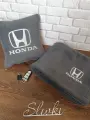 Автомобильный комплект с вышивкой логотипа Honda: подушка 30х30 см и плед 150х150см , цвет серый