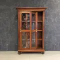 Шкаф-витрина DOMKORLEONE из красного дерева (mahogany wood), раздвижные двери, полки, цвет орех NAA (светло-коричневый)
