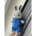 Вязаная игрушка зайка