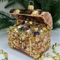 Irena-Co елочная игрушка, стекло Сундук с золотом коричневый (10х8,5х5,5см)