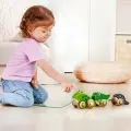 Каталка детская на веревочке Hape Семья лягушек на прогулке E0365_HP