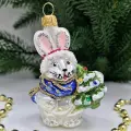 Irena-Co елочная игрушка, стекло Зайка с елкой (8,5х6х5,5см)