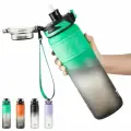 Спортивная бутылка для воды объемом 1 литр с мерной шкалой, сеткой, ручкой и трубочкой, зелено-черная, градиент