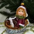 Irena-Co елочная игрушка, стекло Маруся на санках (12х11,5х7,5см)